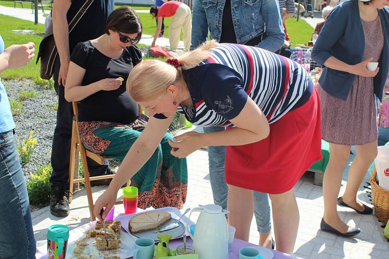 Sousedský piknik přilákal desítky lidí, k ochutnání byla na náměstí Jana Masaryka spousta dobrot.