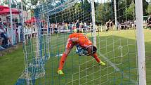 Velvary (v zeleném) prohrály v MOL Cupu s Hradcem Králové 0:1. 