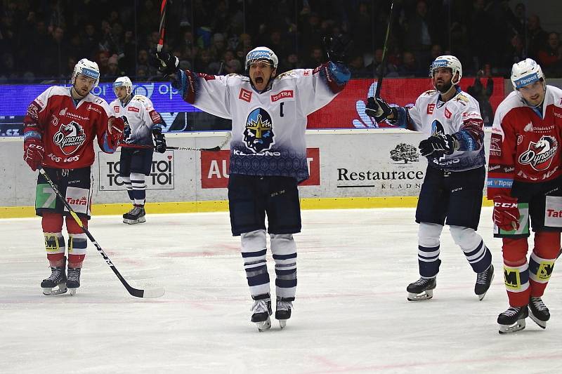 Kladno (v bílém) přehrálo doma po obratu Pardubice 3:2.