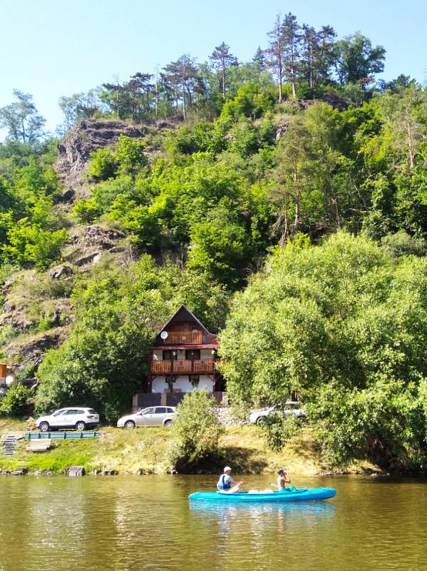 Berounka v Sýkořici a Račicích vábí plavce i vodáky z Kladenska, Rakovnicka u další koutů regionu.