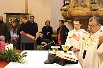 Kardinál Dominik Duka vysvětil nový oltář a sloužil mši ve slánském klášterním kostele
