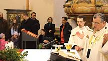 Kardinál Dominik Duka vysvětil nový oltář a sloužil mši ve slánském klášterním kostele