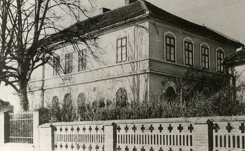 V roce 1932 byla budova třetí školy po otevření nové zbourána.