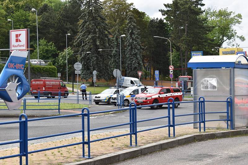 Autobus ve Slaném smetl zastávku, jeden chlapec zemřel.