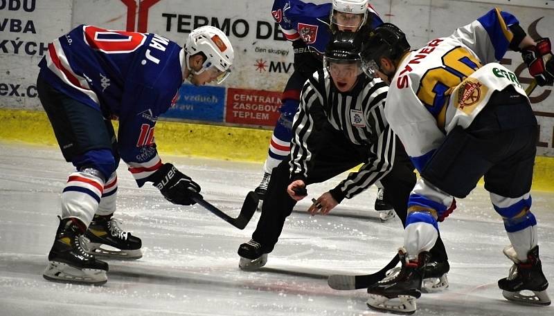 II. liga: Děčín (v modrém) porazil doma po velkém obratu Řisuty 7:4.