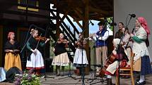 Nedělní program folklorního festivalu v místním amfiteátru.