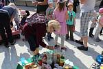 Sousedský piknik přilákal desítky lidí, k ochutnání byla na náměstí Jana Masaryka spousta dobrot.