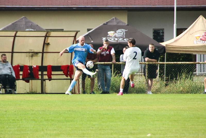 Jiří Sekáč, Tomáš Šmerha nebo Daniel Kružík. Hokejisté už popáté nazuli kopačky, aby pomohli svému kamarádovi Petru Křepelkovi, který po zranění skončil na vozíčku.