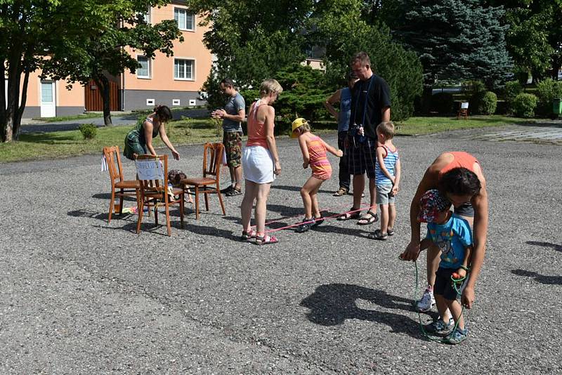 Děti si zkusily cvrnkání kuliček, čáru, hraní s céčky, přebíračku i skákání přes gumu.