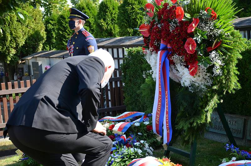 Poklonit se památce prvního československého prezidenta Tomáše Garrigue Masaryka přijeli v pondělí 14. září do Lán přední političtí představitelé, ale také zástupci Sokola a dalších organizací.