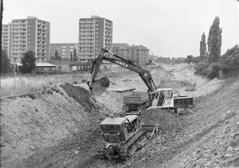 Výstavba rozdělovského mostu v 70. letech minulého století a zahlubování železniční trati pod ním.