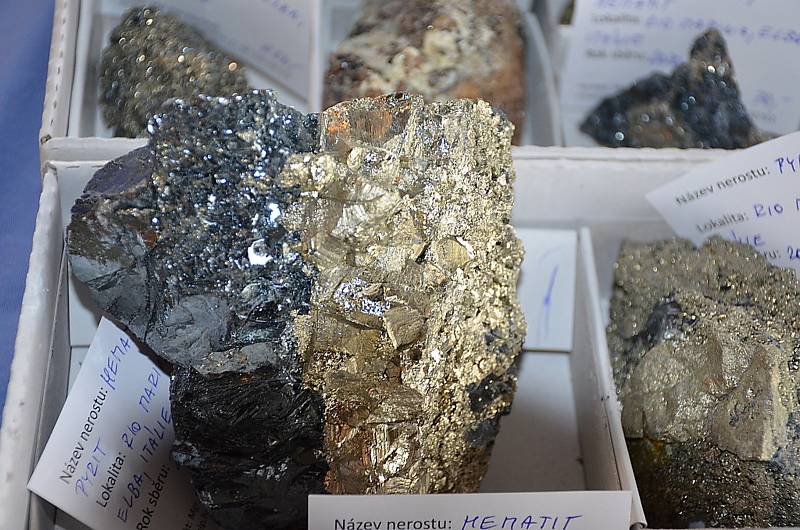 Z prvního ročníku amatérské burzy minerálů v Hornickém skanzenu Mayrau