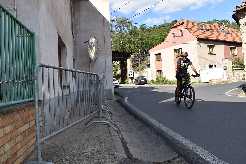 Zákolany a zátarasy proti stavbě chodníku.