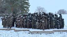 Sousoší na památku nacisty zavražděných lidických dětí od Marie Uchytilové na pietním území.