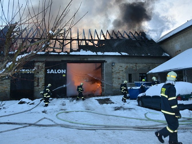 Z požáru stodoly v Dolanech 13. února 2021.