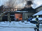 Z požáru stodoly v Dolanech 13. února 2021.