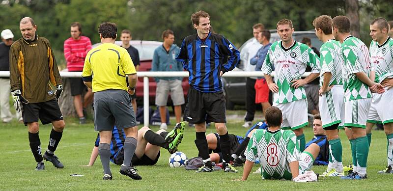 V Lidicích proběhl turnaj k 70. výročí lidické tragédie. // Lidice si finále nezahrají. Zápas sice skončil 2:2, tým z Nebušic ale proměnil o penaltu více.