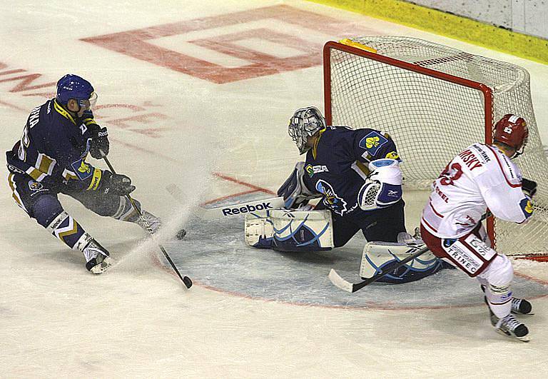 Rytíři Kladno - Oceláři Třinec 2 : 6, 20. kolo ELH 2011/12. Kafka si bruslí dává vlastní gól