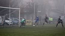 V posledním podzimním kole ČFL Velvary (v modré) porazili ve velké mlze Hradec králové B 6:0. Ladislav Vopat vstřelil 4 branky.