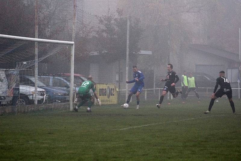 V posledním podzimním kole ČFL Velvary (v modré) porazili ve velké mlze Hradec králové B 6:0. Ladislav Vopat vstřelil 4 branky.