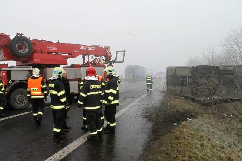 Vážná nehoda uzavřela na silnici I/7 u Panenského Týnce. Havaroval zde autobus se školními dětmi. 