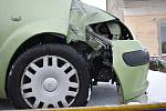 Sobotní nehoda ve Studeněvsi. Mladá řidička dostala smyk a nabourala do lampy a podezdívky oplocení.
