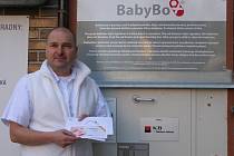 Primář dětského oddělení Oblastní nemocnice Kladno Petr Lyer před babyboxem.