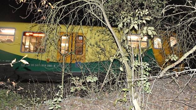 Motorová souprava Regionova zůstala po neštěstí v Kladně stát v kolejišti v lesním úseku mezi stanicemi