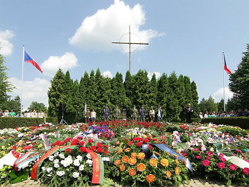 Pamětníci, politici i veřejnost si připoměli oběti lidické tragédie