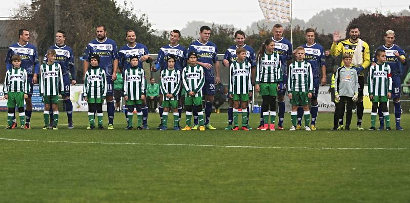 Na hřiště doprovodili hosty hráči přípravky Sokolu Hostouň // Sokol Hostouň - SK Kladno 1:3, Divize B, 8. 10. 2017