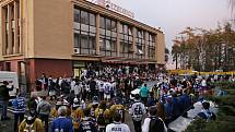 Fanoušci přišli před stadion oslavit postup do extraligy //Rytíři Kladno - HC Dukla Jihlava 5:2, Finále play off první hokejové Chance ligy - 7. zápas, STAV 4 : 3 Kladno postupuje