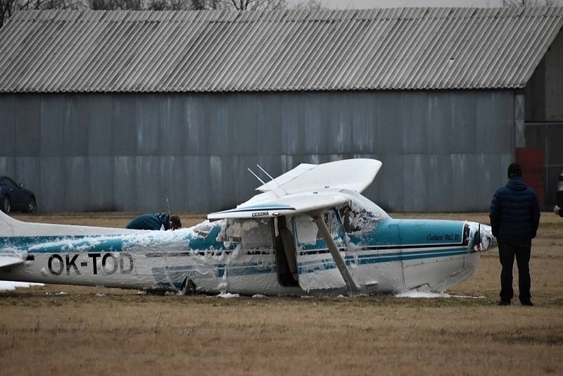 Nouzové přistání letadla Cessna 17. března 2022 na slánském letišti.