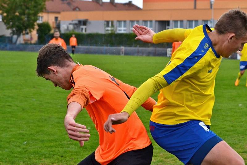 I.  třída: Slaný (v oranžovém) přetlačilo doma SK Rakovník 1:0.