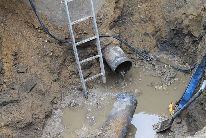 Odstraňování havárie vodovodního potrubí ve Slaném