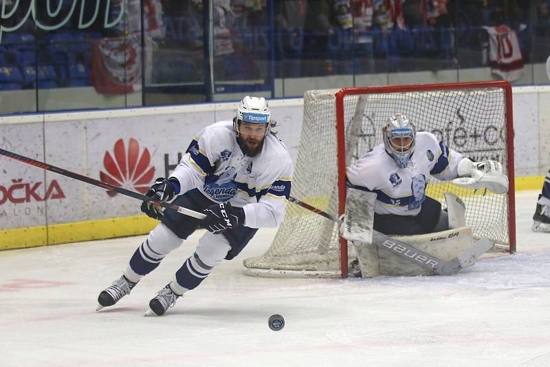 Hokejová extraliga: Kladno (v bílém) hostilo Třinec. Týímy nastoupily s potréty svých někdejších hvězd Eduarda Nováka a Radka Bonka na dresech