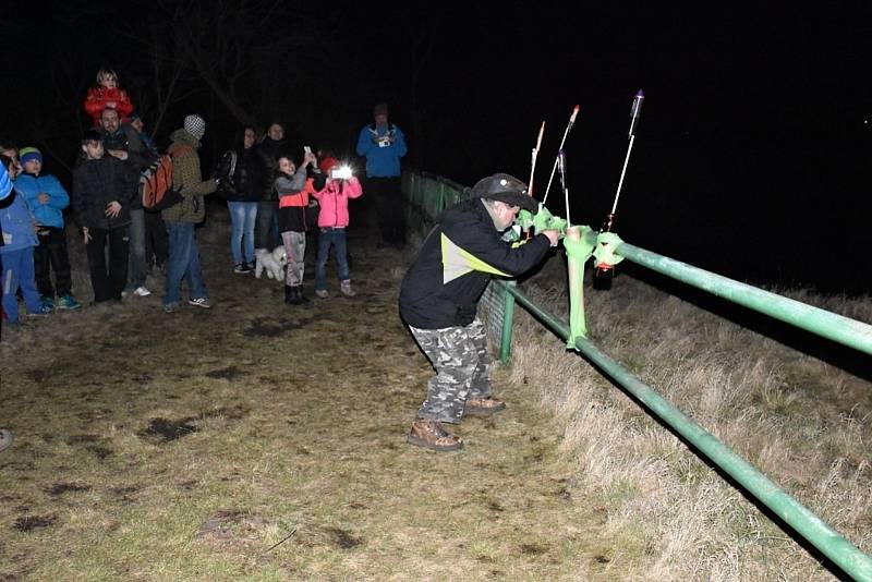 Keltský telegraf na Slánské hoře v roce 2018. Tehdy se u něj sešlo zhruba 40 lidí, včetně starosty Slaného Martina Hrabánka.