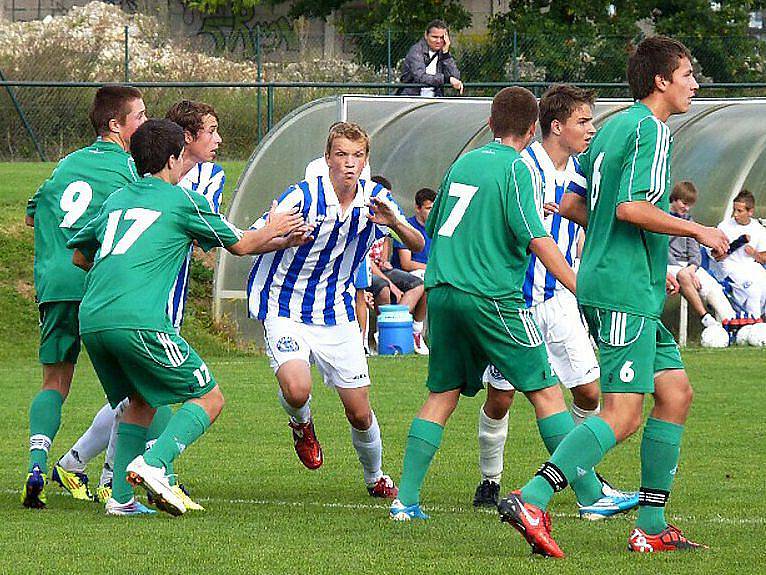 Kladenský dorost U17 (v pruhovaném) doma podlehl Mostu 1:2, by´t měl spoustu šancí. 