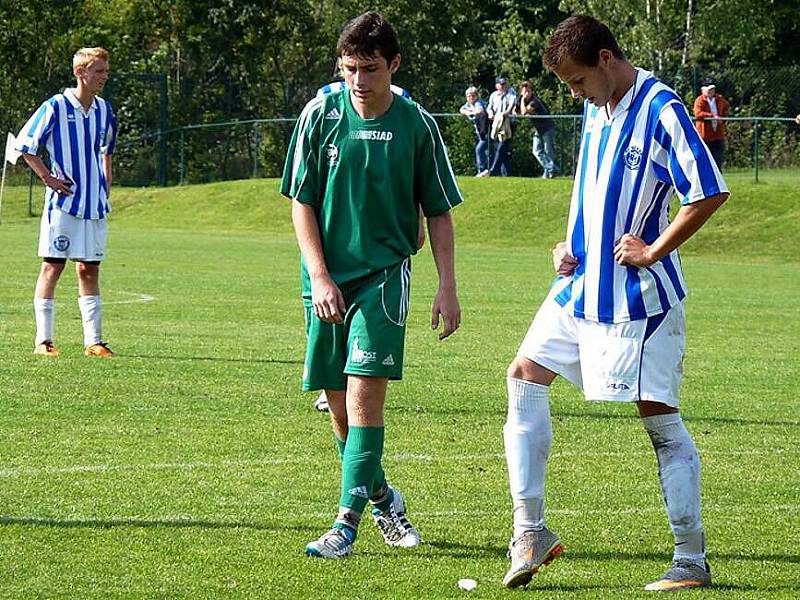 Kladenský dorost U17 (v pruhovaném) doma podlehl Mostu 1:2, by´t měl spoustu šancí. 