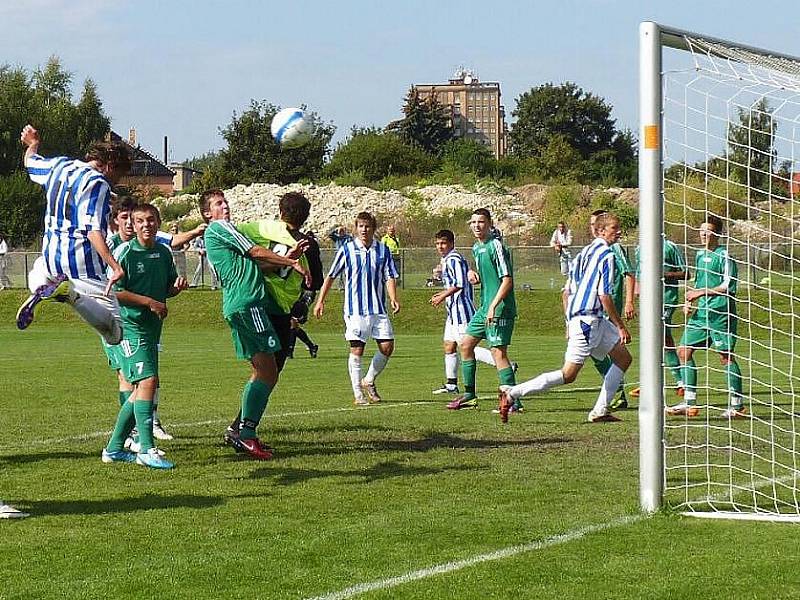 Kladenský dorost U17 (v pruhovaném) doma podlehl Mostu 1:2, by´t měl spoustu šancí. 