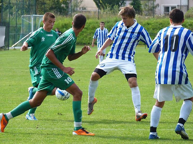 Kladenský dorost U17 (v pruhovaném) doma podlehl Mostu 1:2, by´t měl spoustu šancí. 