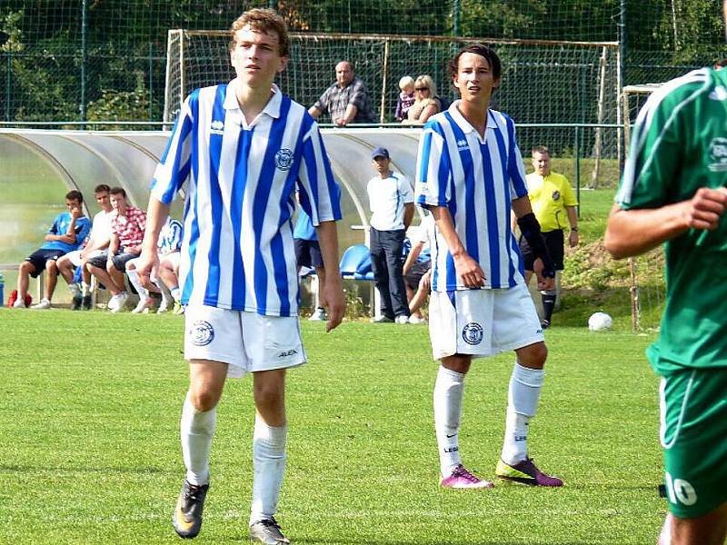 Kladenský dorost U17 (v pruhovaném) doma podlehl Mostu 1:2, by´t měl spoustu šancí. 