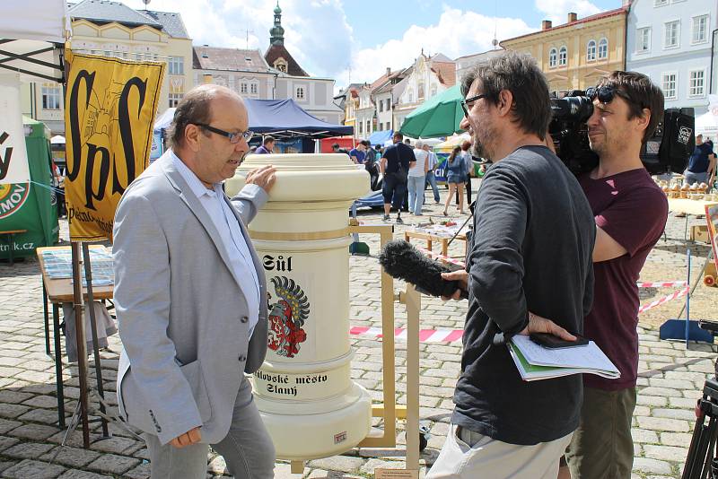 Prvním údajem zapsaným do knihy bylo 229 posolených krajíců chleba z obří slánky. O druhý zápis se postaralo Slaný, když postavilo starostovu škodovku na čtyři hliněné slánky.