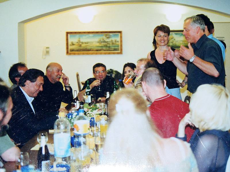 Fotografie z roku 2002, kdy Václav Hrabák zpěváka hostil.