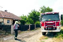 Požár strniště na poli v Kladně-Švermově