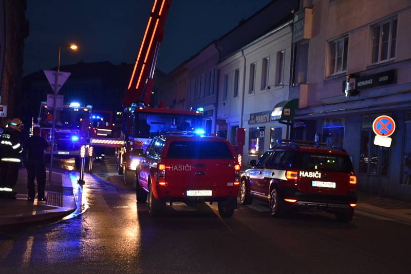 Penzion Union ve Slaném zachvátily plameny, hasiči museli budovu evakuovat.