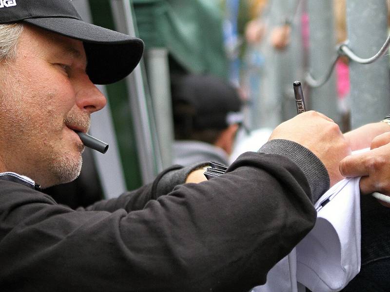 Zdeněk Vojta se podepisuje fanouškovi // Rytíři Kladno připravili pro fanoušky hokeje propagační hody / Sletiště - Dny města Kladna 1. 9. 2012