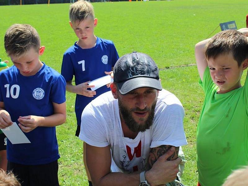 Akademie Kladno přivítala na kempu i brankáře Sparty Davida Bičíka a ex-mistra světa v atletice Jiřího Mužíka. 