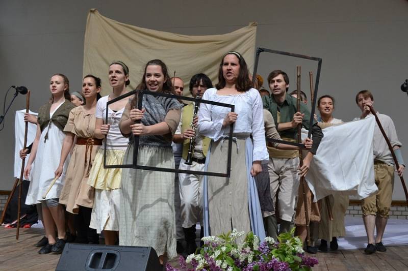 Nedělní program folklorního festivalu v místním amfiteátru.