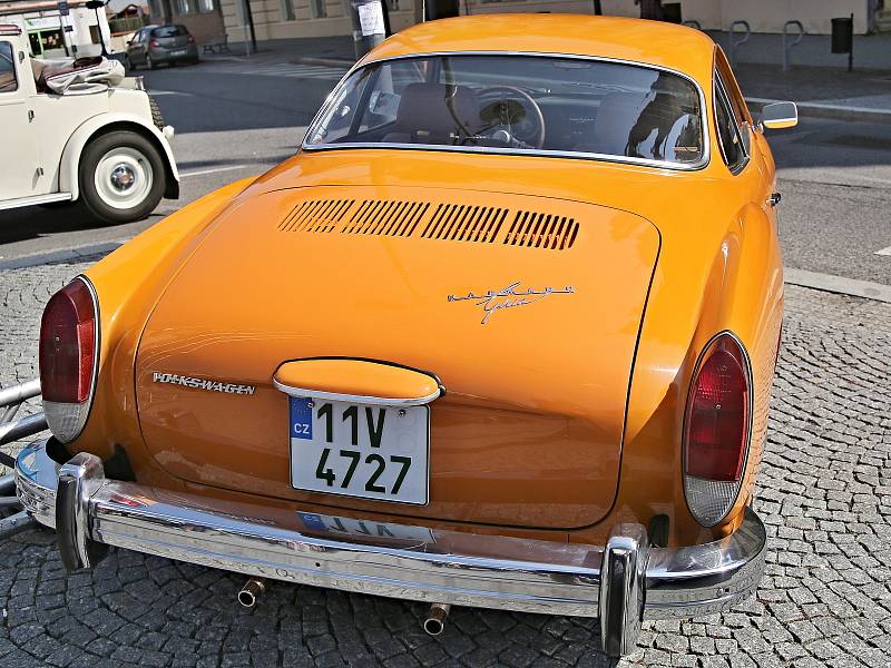 Výstava veteránů na náměstí Starosty Pavla v Kladně, před startem sobotní etapy // 2. ročník Veteran rallye Kladno