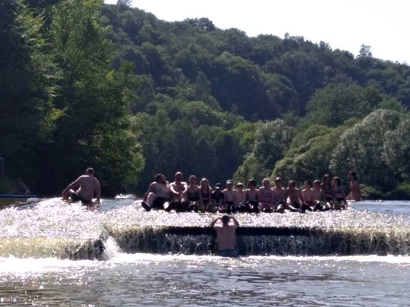 Berounka v Sýkořici a Račicích vábí plavce i vodáky z Kladenska, Rakovnicka u další koutů regionu.